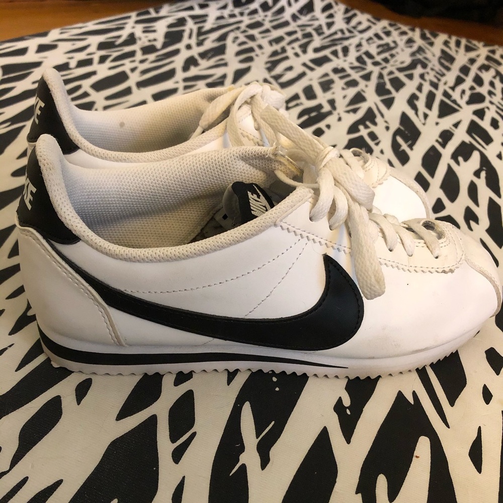 NIKE CORTEZ BLACK AND WHITE SIZE 8.5